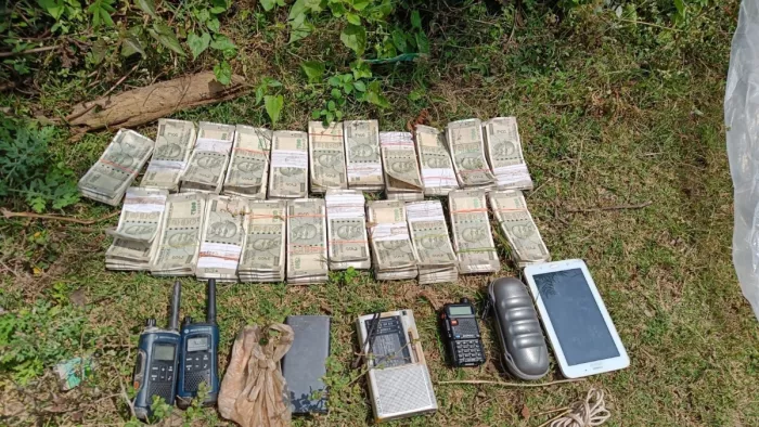 नक्सलियों से दस लाख पचास हजार रुपये व सामग्री को पुलिस ने किया बरामद