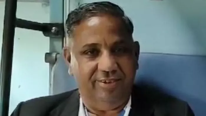 रेलवे चेकिंग अधिकारी ने लाखों रुपयों से भरा बैग लौटाया
