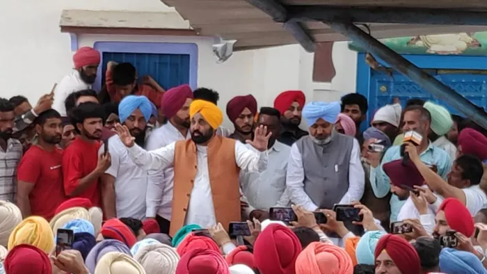 शराब कांड के पीड़ितों से मिले CM मान