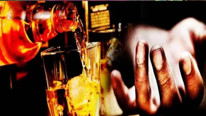 शराब कांड की रिपोर्ट मुख्य सचिव ने चुनाव अधिकारी को सौंपी (फाइल फोटो)