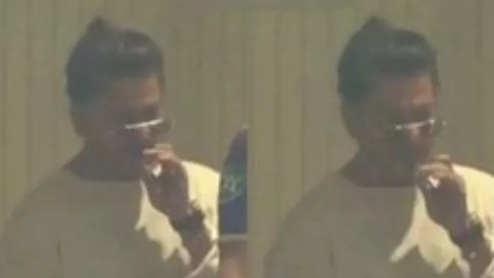 शाहरुख खान का स्मोकिंग करते हुए एक वीडियो क्लिप सोशल माीडिया पर वायरल हो रहा है।(फोटो सोर्स: सोशल मीडिया)