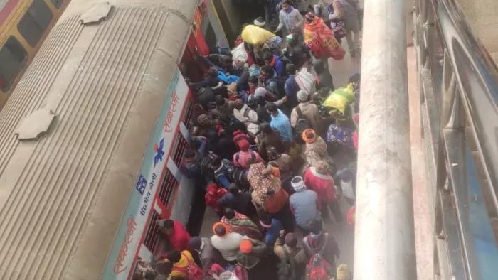बच्चों में मची चीख पुकार, ट्रेनों में उमड़ी भीड़ ने पुलिस के भी फुला दिए हाथ-पांव (प्रतीकात्मक तस्वीर)