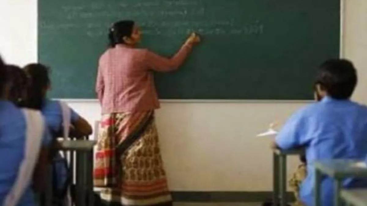 https://www.jagranimages.com/images/newimg/24032025/24_03_2025-16_07_2022-praimary_teacher_demo_picture_22896626_1_23905289.jpg