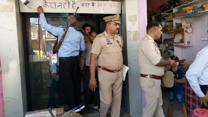 एटीएम में जांच करने पहुंचीं टीम। जागरण