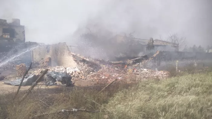 घटनास्थल से निकलता धुआं व बुझाने की कोशिश करते अग्निशमनकर्मी। जागरण