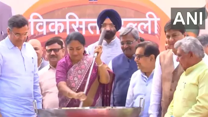 Delhi Budget 2025: दिल्ली की मुख्यमंत्री रेखा गुप्ता ने 'खीर' तैयार की। फोटो- ध्रुव कुमार, जागरण