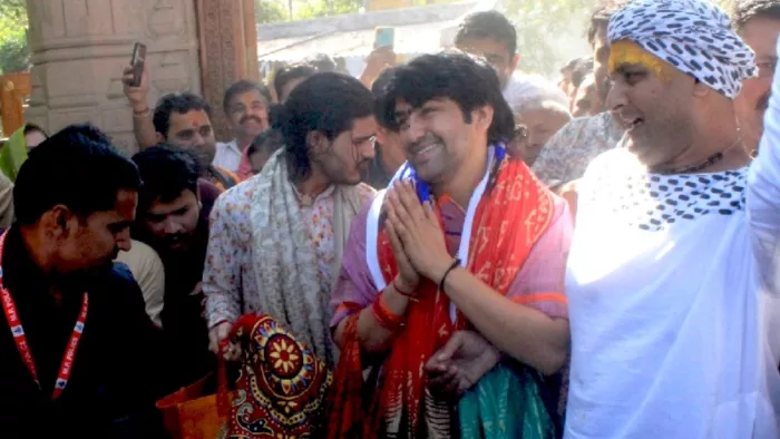 वृंदावन के यमुना किनारे तटीया स्थान के बाहर पत्रकारों से वार्ता करते बागेश्वर धाम पीठाधीश्वर आचार्य धीरेंद्रकृष्ण शास्त्री। फोटो: जागरण।