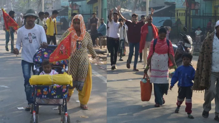 कैला देवी की पदयात्रा के लिए जाते श्रद्धालु। जागरण