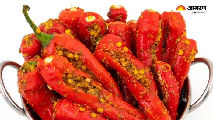 Bharwa Lal Mirch Achar Recipe: ऐसे बनाएं लाल मिर्च का भरवां अचार (Image Source: Freepik)