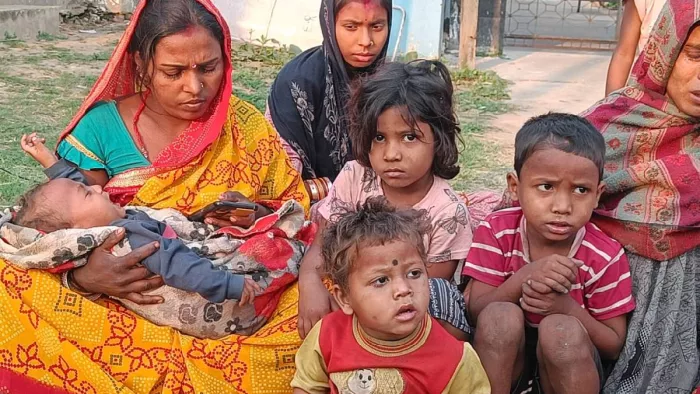 मृतक महिला के बच्चे और शोकाकुल स्वजन