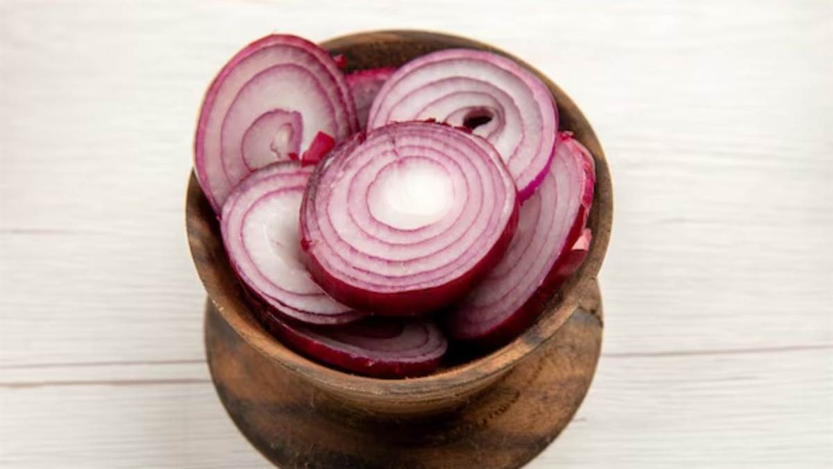 https://www.jagranimages.com/images/newimg/24032025/24_03_2025-raw_onion_23905150.jpg