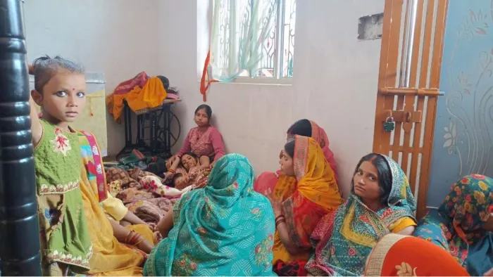 घर पर मृतक के रोते-बिलखते परिजन। (फोटो जागरण)