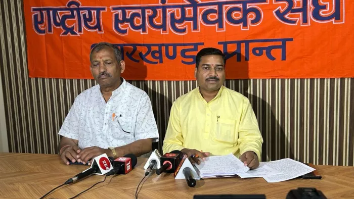 पत्रकारों से बातचीत करते प्रांत कार्यवाह संजय कुमार (दाएं) व प्रांत संघचालक सच्चिदानंद लाल अग्रवाल। (जागरण)