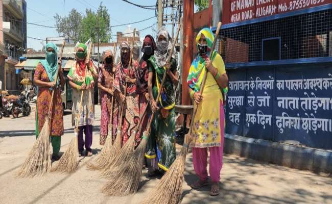 महिला सफाई कर्मियों ने सड़कों पर साफ-सफाई की जिम्मेदारी संभाली।