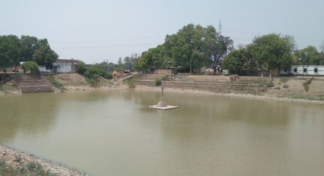 प्राचीन तालाब का अस्तित्व खतरे में