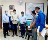 उपायुक्त राजेश सिंह को चेक प्रदान करते डालमिया भारत सीमेंट के प्रतिनिधिगण।