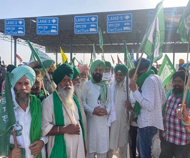 दिल्ली के बॉर्डर पर चल रहे कृषि कानून विरोधी आंदोलन को स्थगित करने की मांग की है।