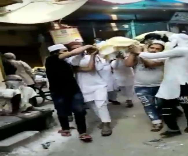 दिल्ली में जहां हुआ था दंगा वहां मुस्लिमों ने दिया हिंदू की अर्थी को कंधा, किया अंतिम संस्कार
