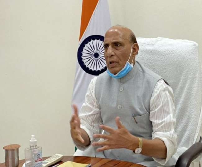 रक्षा मंत्री ने लिया महामारी से निपटने में रक्षा मंत्रालय के प्रयासों का जायजा