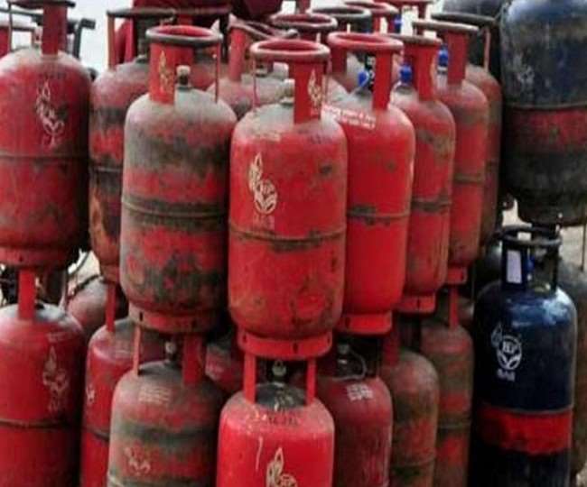 lpg price rise subsidized gas cylinder also crossed thousand rupees increased by 130 rupees in a year