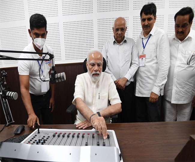 dairy cattle will listen to music on dudhvani radio pm modi message continues regarding community radio dudhvani of banas dairy