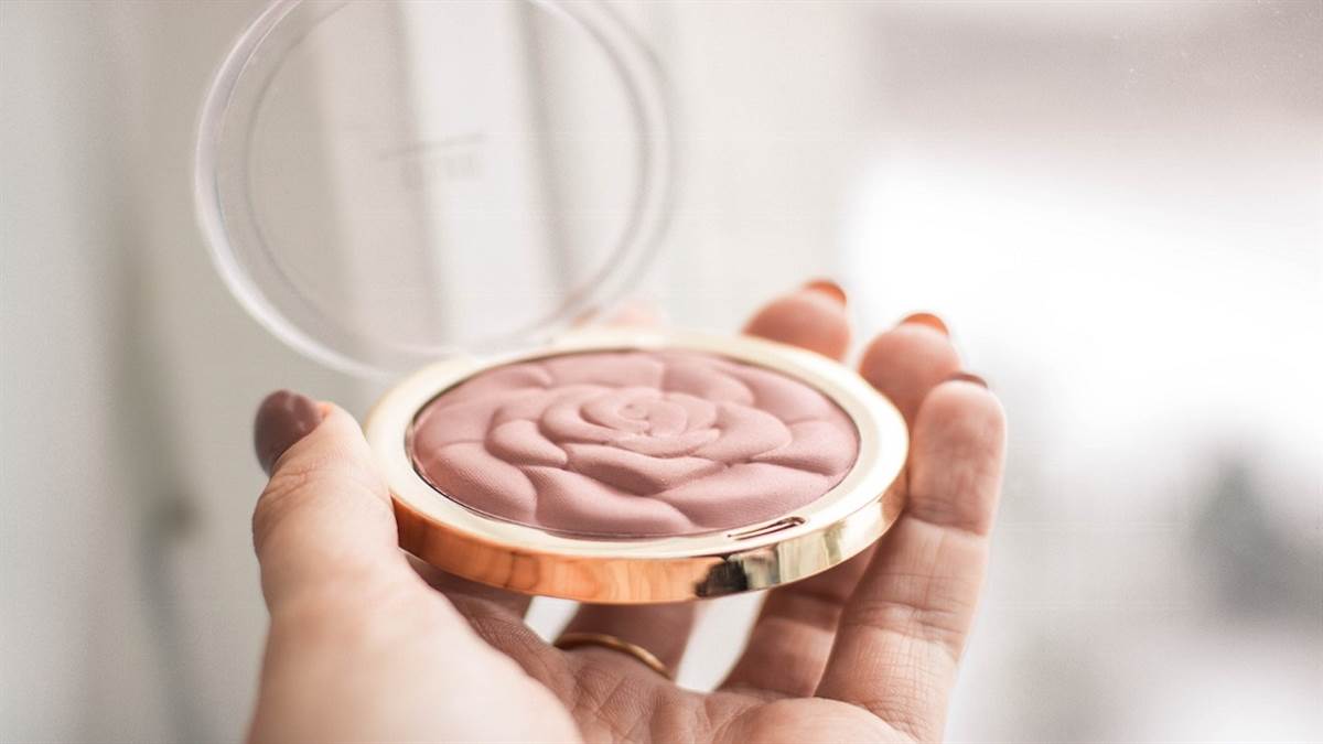 Best Lakme Compact Powder: चमक उठेगी स्किन और खूबसूरती का लेवल होगा हाई, चेहरा दिखेगा एकदम स्पॉटलेस