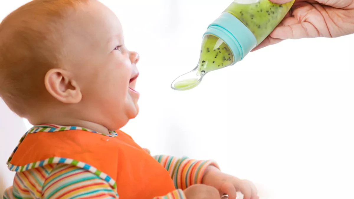 Feeding Bottle With Spoon: बच्चे को खाना खिलाने के लिए बेस्ट हैं ये बोतल, ट्रेवलिंग में भी कर सकते हैं यूज