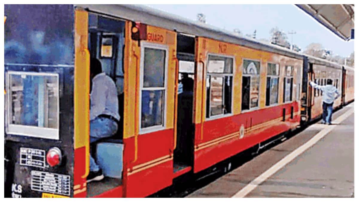 Holiday Special Train पर्यटकों के लिए कालकाशिमला ट्रैक पर चलाई विशेष