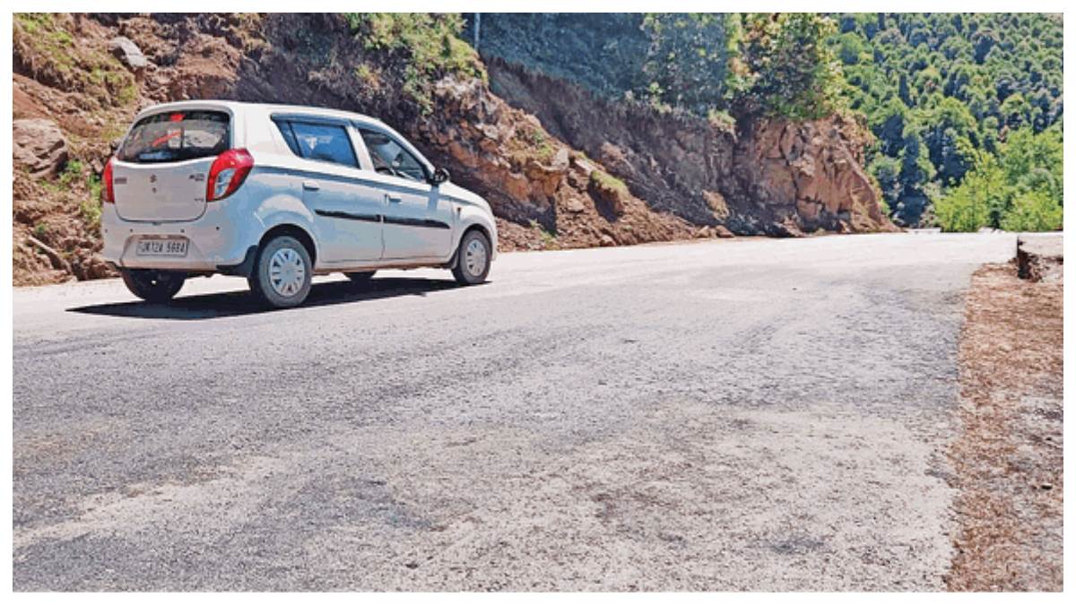 तीन दिन बाद जम्मूपुंछ हाईवे पर यातायात हुआ बहाल वाहनों की आवाजाही रोक