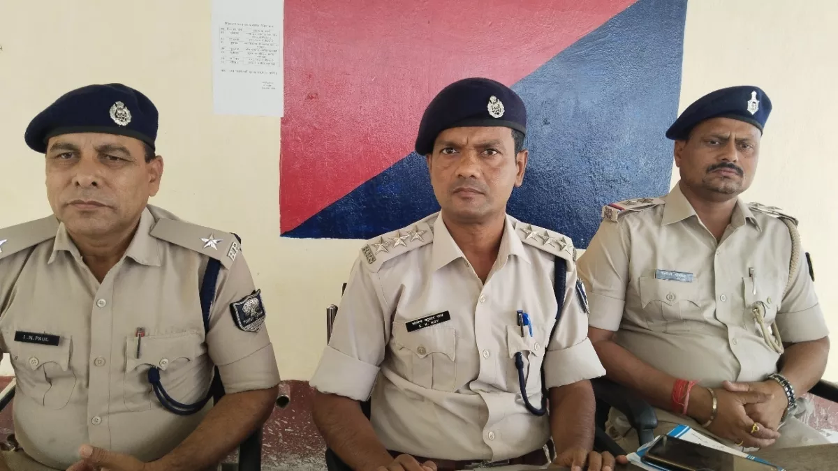 शिवसागर थाना परिसर में प्रेस वार्ता करते हुए एसडीपीओ संतोष कुमार राय , इंस्पेक्टर ईश्वरानंद पाल व थानाध्यक्ष राकेश गोसाईं