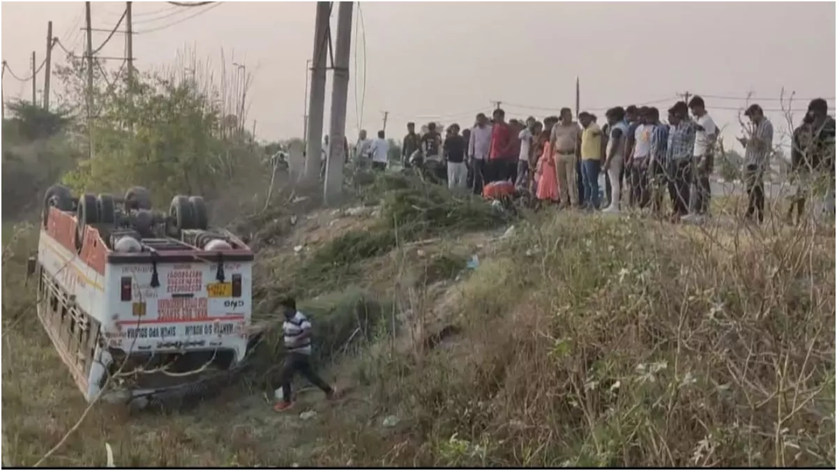 Rohtak Bus Accident: कार को बचाने की कोशिश में गड्ढे में जा पलटी बस, 20 सवारी घायल; 4 PGI में भर्ती
