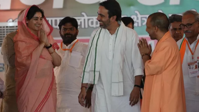 विजय संकल्प रैली में मुख्यमंत्री योगी आदित्यनाथ से चारू चौधरी की भेट कराते रालोद के राष्ट्रीय अध्यक्ष जयन्त चौधरी। जागरण