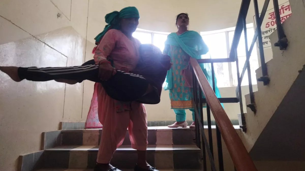 Mandi News: व्यवस्था हारी लेकिन पत्नी का हौसला नहीं, दिव्यांग पति को गोद में उठाकर पेशी के लिए पहुंची महिला