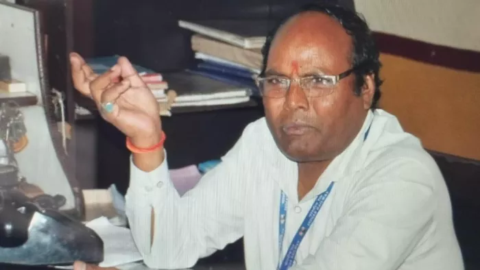 Moradabad News: घटना की जानकारी देते पीड़ित स्टेशन मास्टर पन्नू सिंह