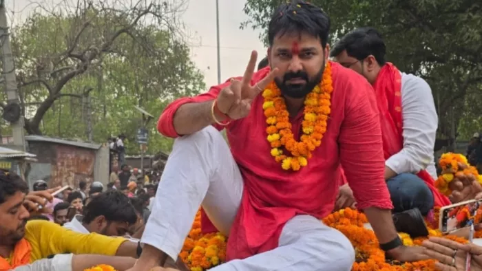 पवन सिंह बुरा फंसे! रोड शो करते ही हो गया 'खेला', पुलिस को दर्ज करनी पड़ी FIR