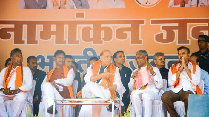 खूंटी में अर्जुन मुंडा के नामांकन में पहुंचे राजनाथ सिंह।