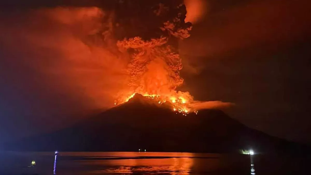 इंडोनेशिया में ज्वालामुखी देखना चीनी महिला को पड़ा भारी, सेल्फी लेते वक्त 75 फीट गहरे ज्वालामुखी में जा गिरी