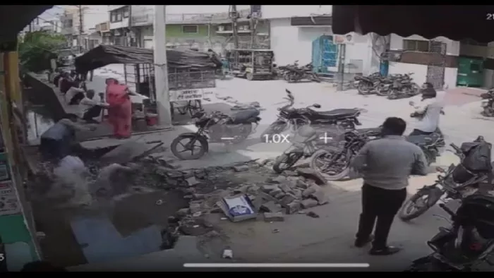 दुकान पर सामान लेते समय नाले पर रखा स्लेब अचानक टूटने से नाले में गिर गए लोग। जागरण
