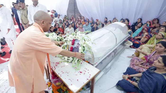 सीएम योगी ने शुभम को दी श्रद्धांजलि, कहा- आतंकवादियों ने जो किया, वैसे ही उन्हें मिलेगा जवाब। (तस्वीर जागरण)