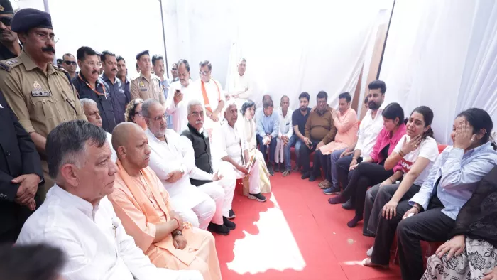 कानपुर में शुभम द्विवेदी के अंतिम दर्शन करने पहुंचे CM योगी परिवारजनों से बात करते हुए। जागरण
