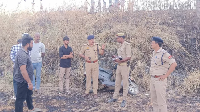 घटनास्थल का निरीक्षण करते एसपी उत्तरी जितेंद्र कुमार श्रीवास्तव व सीओ कैंपियरगंज - जागरण