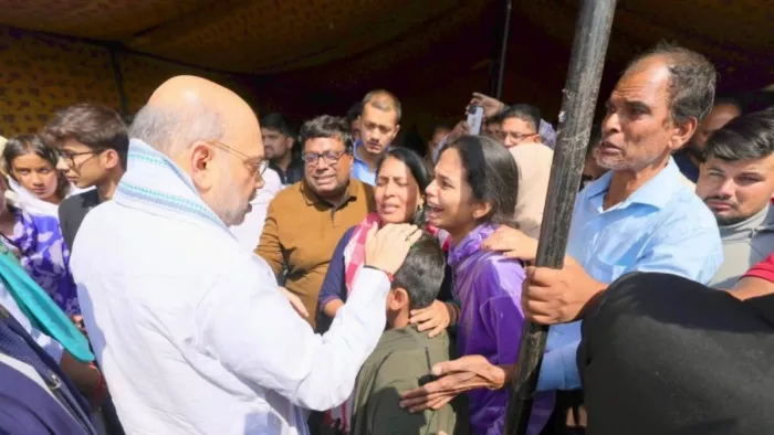 पहलगाम में गृहमंत्री अमित शाह ने शुभम के स्वजन से मिलकर उनको सांत्वना दी। इंटरनेट मीडिया