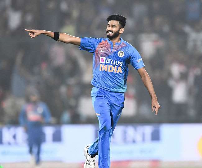 Khaleel Ahmed gets rs 3 crore in IPL Auction father distributes sweets -  IPL में 3 करोड़ रुपयों में नीलाम हुआ था ये भारतीय गेंदबाज, पिता ने पूरे  गांव में बांटे थे रसगुल्ले