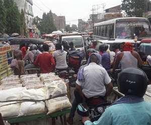 भागलपुर के बाजार में लोगों की भीड़।