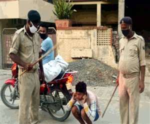 लॉकडाउन आदेश का उल्लंघन कर वाहन चलाने वाले 123 लोगों के चालान काटे गए। फोटो- जागरण