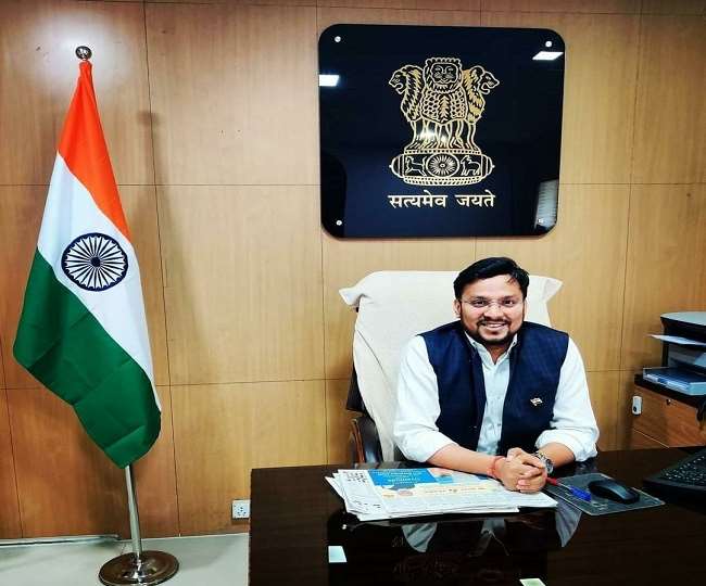 कोरोना काल में देशभर के छात्रछात्राओं मदद कर रहे इनकम टैक्स अधिकारी