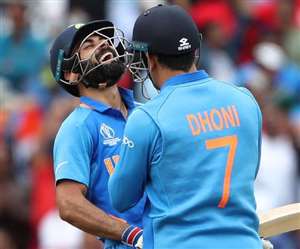 पूर्व कप्तान महेंद्र सिंह धौनी के साथ विराट कोहली - फाइल फोटो