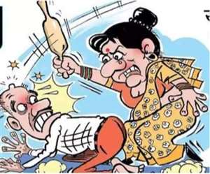 पत्नी शराब के नशे में धुत हाेकर अपने पति की पिटाई करती है।