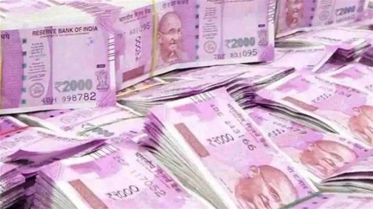 Astro Tips: मां लक्ष्मी के कृपा पाने के लिए करें ये छोटा सा उपाय, चुंबक की तरह खिंचा चला आएगा पैसा - Astro Tips for money do these astrological upay to get
