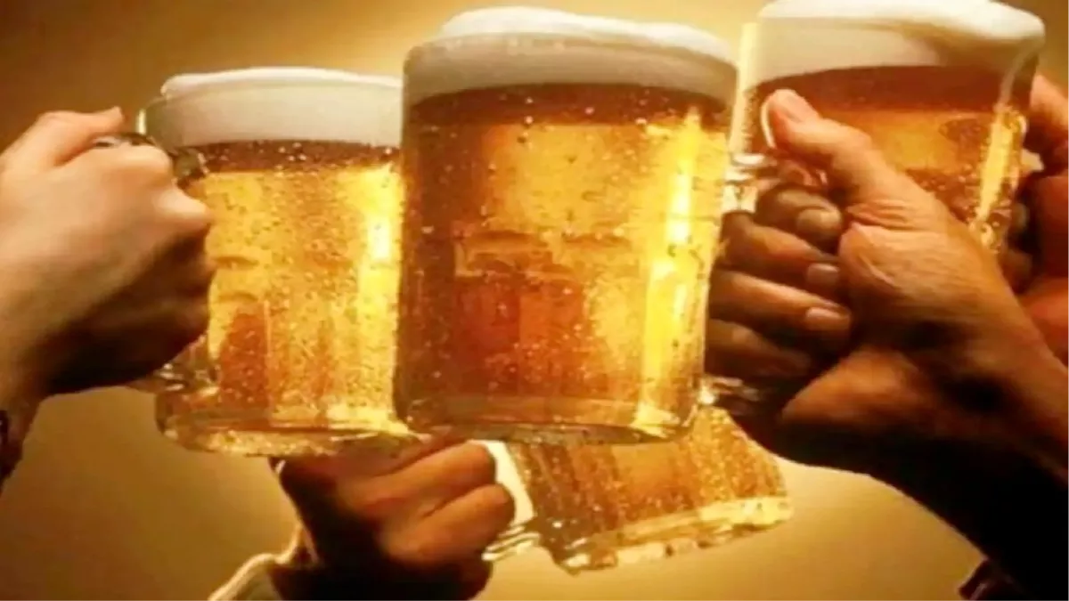 Beer Lover: यूपी वालों ने इस साल बीयर पीने का तोड़ा रिकार्ड, गर्मी में रोजाना करीब 25 लाख कैन गटक रहे लोग